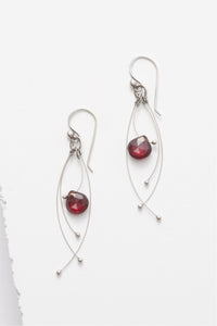 Tickle earrings, in red garnet or freshwater pearl